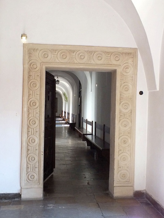 Sanktuarium MB Mirowskiej w Pińczowie - wejście do klasztoru franciszkanów