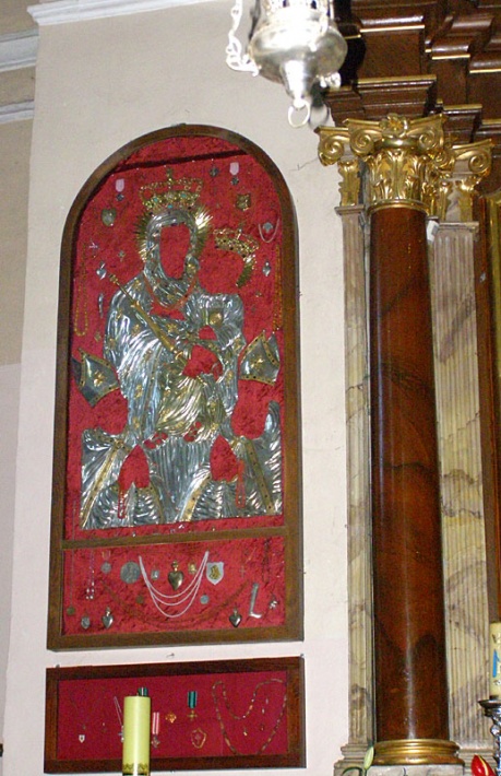 Sanktuarium Matki Bożej Mirowskiej w Pińczowie - gabloty ze srebrną sukienką cudownego obrazu i wotami błagalnymi i dziękczynnymi