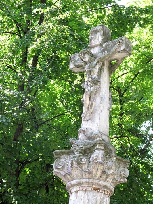 Sanktuarium MB Mirowskiej w Pińczowie - dwustronny krucyfiks kamienny przed wejściem do kościoła