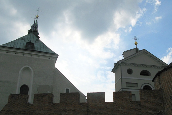 Sanktuarium św. Józefa w Kaliszu od strony prezbiterium, z prawej strony dzwonnica