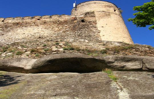 zamek Chojnik na stromej skale, gdzie mieszkała okrutna Kunegunda