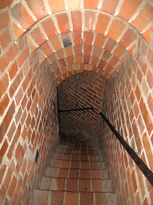zamek królewski w Łęczycy - schody w wieży Szlacheckiej