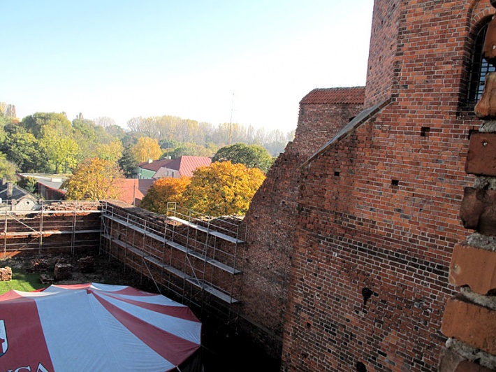 zamek królewski w Łęczycy - odbudowa południowo-wschodnich murów obwodowych zamku