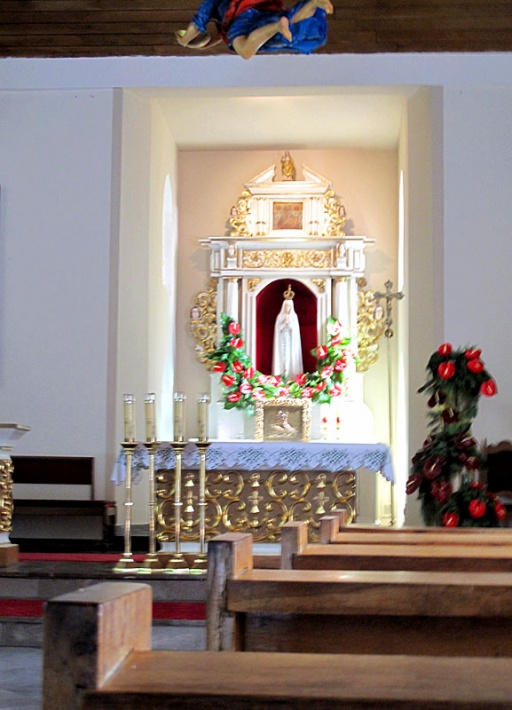 kościół Wniebowzięcia NMP w Łebie - prezbiterium z ołtarzem
