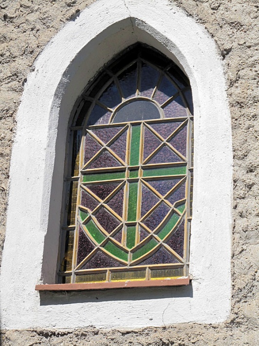 kościół Wniebowzięcia NMP w Łebie - witraż w oknie prezbiterium