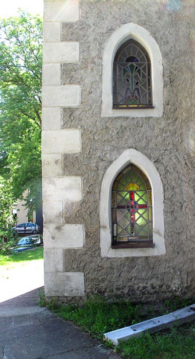 kościół Wniebowzięcia NMP w Łebie - witraże w oknach prezbiterium