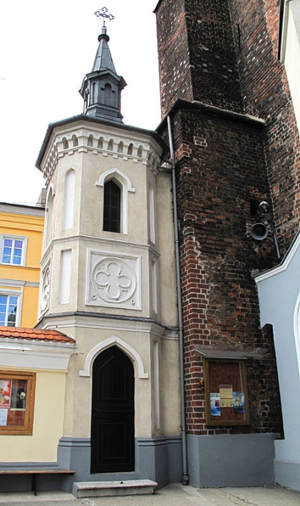 kościół św. Jakuba w Piotrkowie Trybunalskim - wieżyczka komunikacyjna przy wieży kościelnej