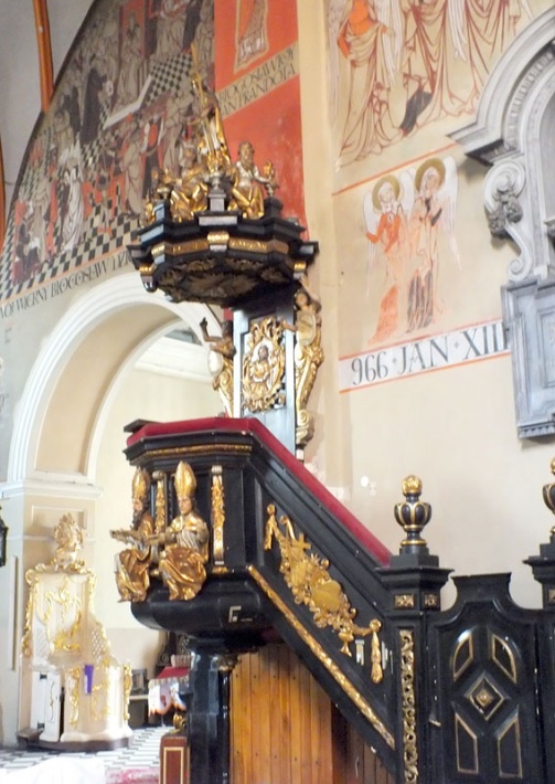 Piotrków Trybunalski - fara św. Jakuba, barokowa ambona