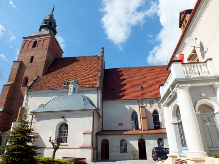 Piotrków Trybunalski - fara św. Jakuba, elewacja południowa, z prawej barokowa plebania