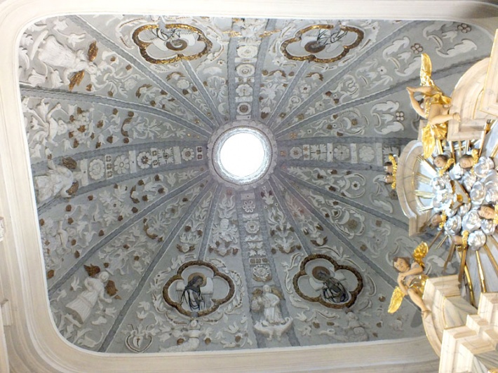 Piotrków Trybunalski - fara św. Jakuba, wnętrze kopuły kaplicy MB Częstochowskiej