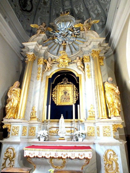 Piotrków Trybunalski - fara św. Jakuba, ołtarz MB Częstochowskiej w kaplicy północnej