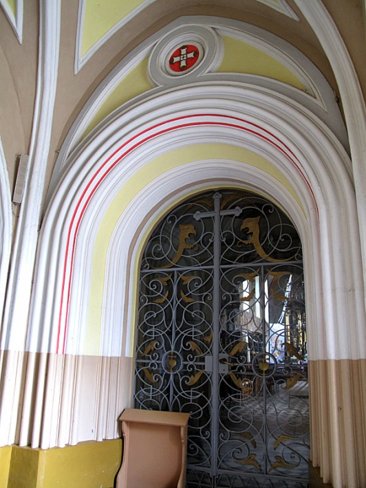 kościół św. Jakuba w Piotrkowie Trybunalskim - portal między kruchtą i nawą
