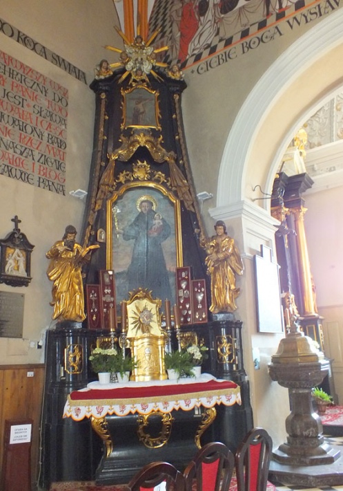 Piotrków Trybunalski - fara św. Jakuba, rokokowy ołtarz boczny św. Antoniego i marmurowa chrzcielnica