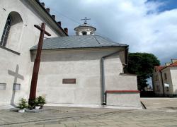 kościół św. Jakuba w Piotrkowie Trybunalskim - elewacja północna i neogotyckie ogrodzenie