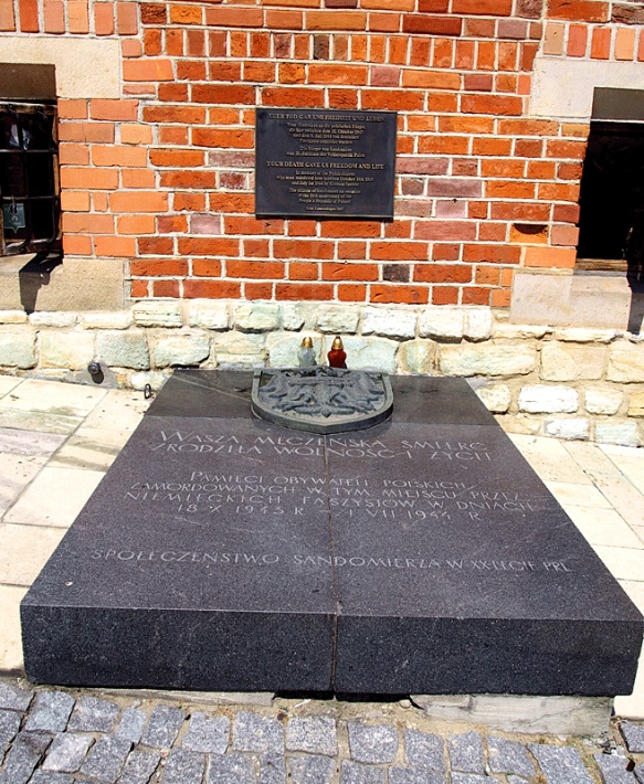 tablica poświęcona pamięci Polaków zamordowanych w Sandomierzu w czasie II wojny światowej