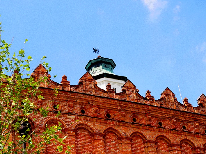 ratusz w Sandomierzu - attyka elewacji wschodniej, za nią hełm wieży ratuszowej