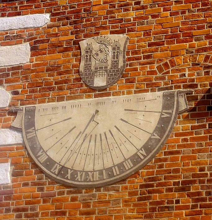 zegar słoneczny na ratuszu w Sandomierzu