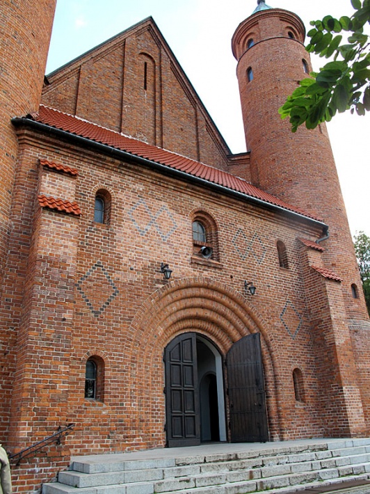 kościół obronny w Brochowie - fasada zachodnia