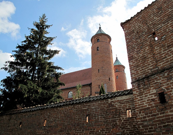 kościół obronny w Brochowie otoczony murem z narożnymi bastionami
