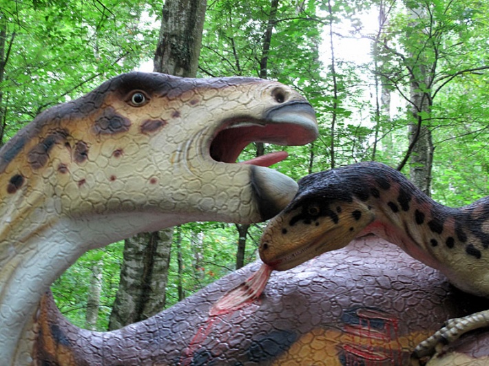 Park Jurajski w Łebie - Iguanodon atakowany przez Deinonycha