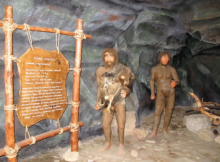 Park Jurajski w Łebie - grota pitekantropów (Homo erectus)