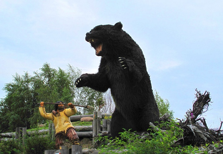 Park Jurajski w Łebie - polowanie na niedźwiedzia jaskiniowego
