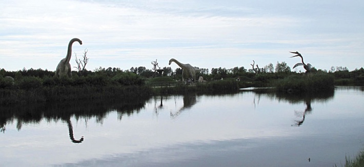 Park Jurajski w Łebie - od lewej Brachiozaur, Sejsmozaur i Kecalkoatl