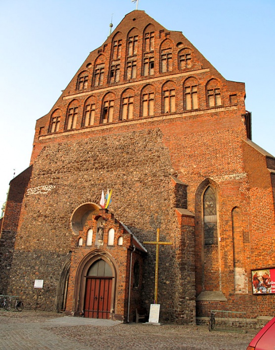kościół Wniebowzięcia NMP w Szprotawie - fasada zachodnia