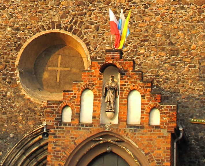 kościół Wniebowzięcia NMP w Szprotawie - figura św. Jana Nepomucena w szczycie zachodniej kruchty