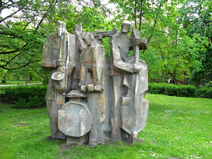 Park Miejski w Kaliszu - rzeźba Kapela dłuta Mariana Banasiewicza