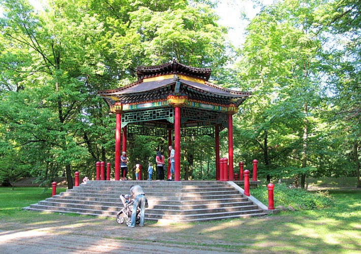 Park Miejski w Kaliszu - altana w stylu pagody chińskiej