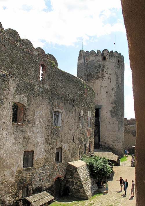 zamek Bolków - dziedziniec wewnętrzny