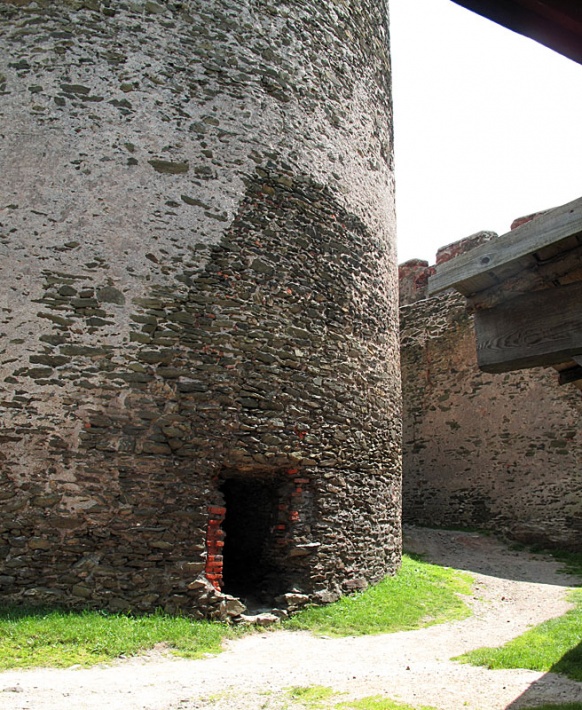 zamek Bolków - wieża klinowa z otworem wykutym w przyziemiu w 1813 roku