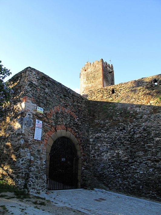 zamek Bolków - brama zewnętrzna