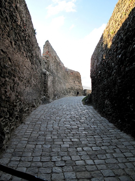 zamek Bolków - szyja międzymurza za bramą zewnętrzną