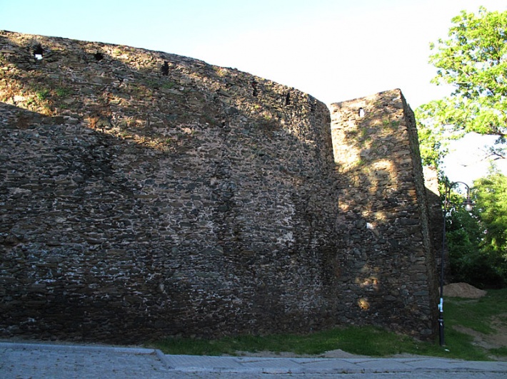 zamek Bolków - południowe mury zewnętrzne z czworobocznym występem na artylerię