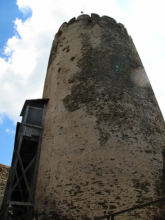 zamek Bolków - wieża klinowa z zewnętrznymi drewnianymi schodami