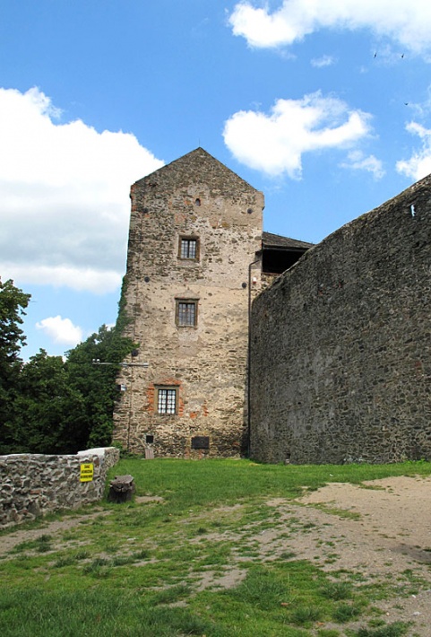 zamek Bolków - zewnętrzny dziedziniec Wielki i Dom Niewiast