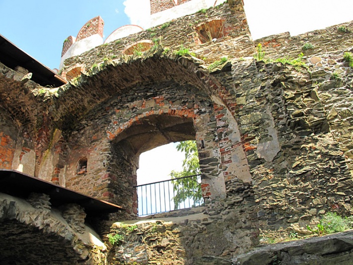 zamek Bolków - pozostałości najstarszej części budynku mieszkalno-gospodarczego, relikty kaplicy zamkowej
