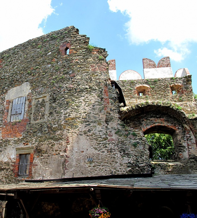 zamek Bolków - mury budynku mieszkalno-gospodarczego z zamurowanym gotyckim oknem dwudzielnym