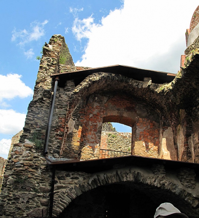 zamek Bolków - pozostałości najstarszej części budynku mieszkalno-gospodarczego, relikty kaplicy zamkowej