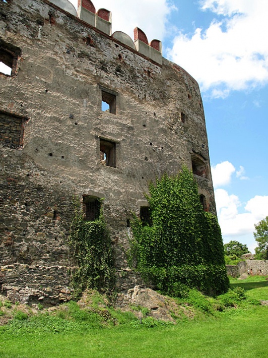 zamek Bolków - dziedziniec Ogrodowy i mury zabudowań zamkowych