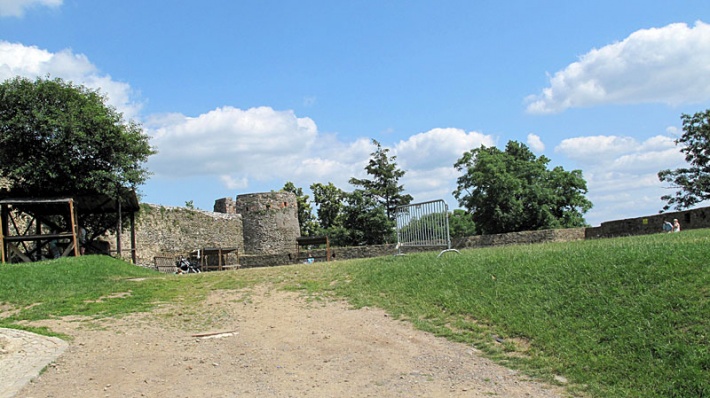 zamek Bolków - dziedziniec Turniejowy z basteją wschodnią