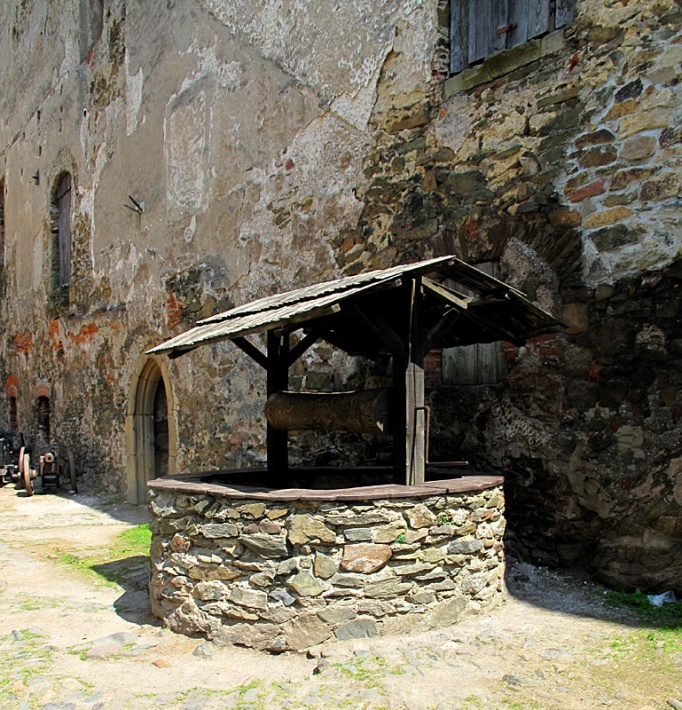 zamek Bolków - studnia na dziedzińcu wewnętrznym