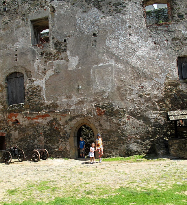zamek Bolków - dziedziniec wewnętrzny, gotycki portal budynku mieszkalno-gospodarczego