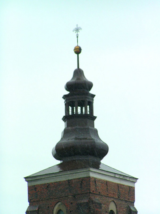 Namysłów, kościół św. Apostołów Piotra i Pawła - hełm wieży kościelnej w deszczu