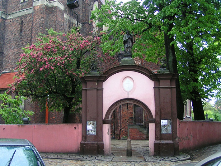 Namysłów, kościół św. Apostołów Piotra i Pawła - barokowa brama z 1713 roku