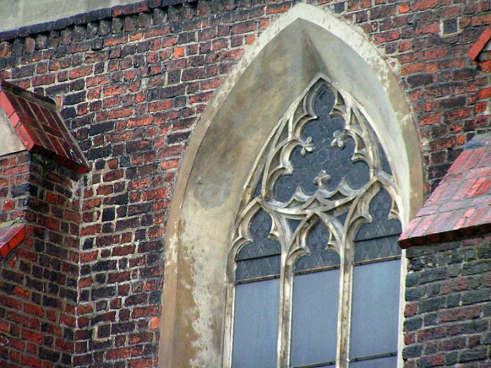 Namysłów, kościół św. Apostołów Piotra i Pawła - okno południowe zdobione maswerkiem