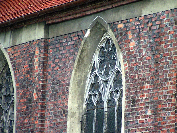 Namysłów, kościół św. Apostołów Piotra i Pawła - okno północne zdobione maswerkiem
