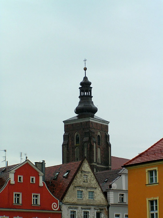 Namysłów, kościół św. Apostołów Piotra i Pawła - wieża kościelna dominująca nad dachami starówki